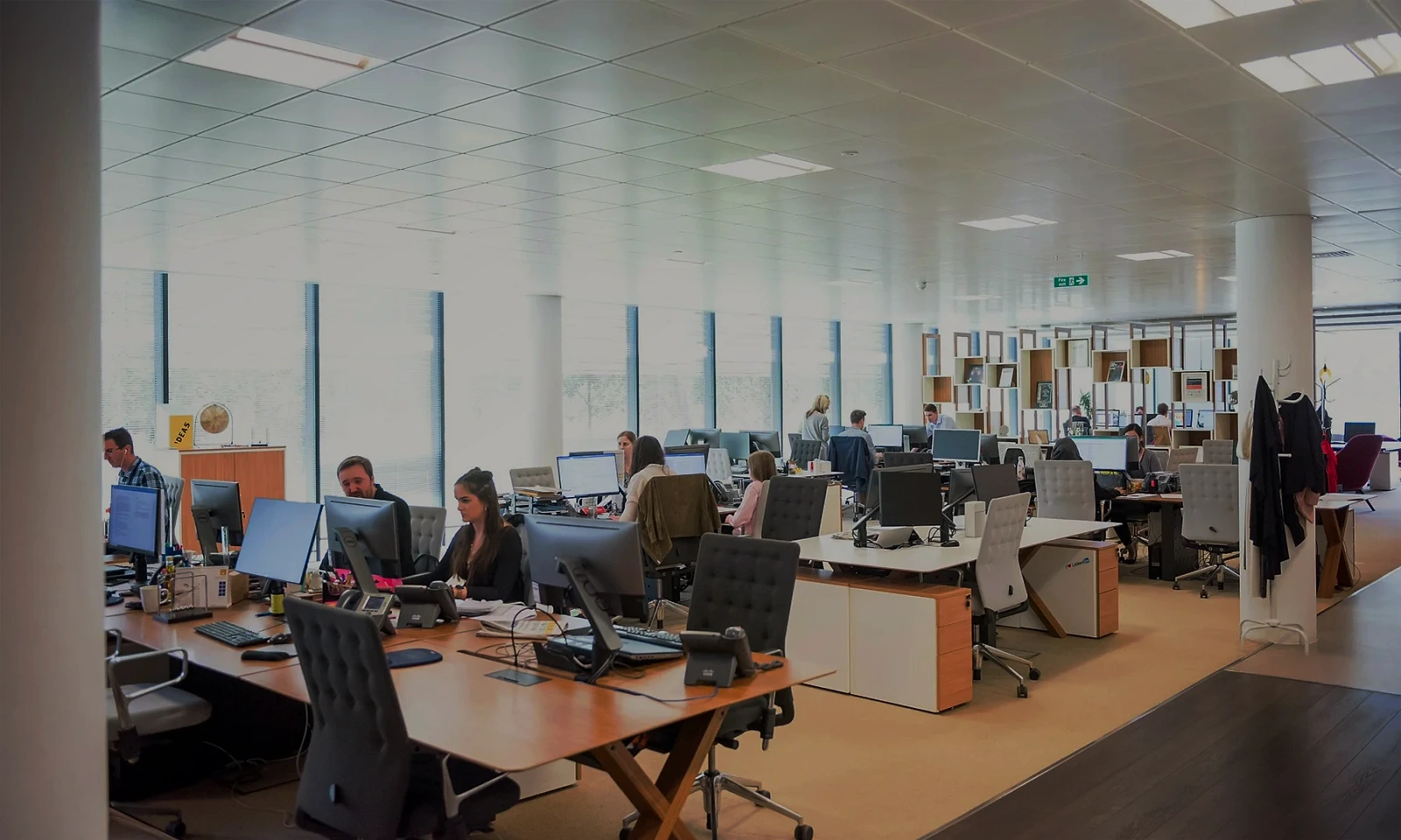 Painel analítico de funil comercial em sala escura